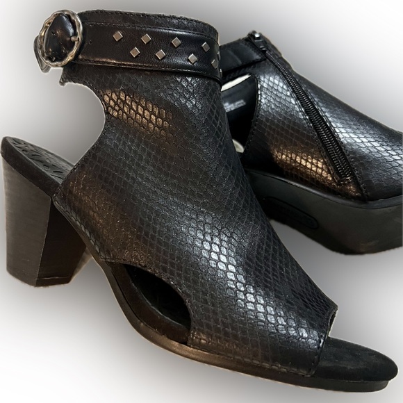 BARETRAPS Reining Peep Toe Sandal Faux Leather Black Shoe Studs Zipper Open Side - Picture 2 of 14